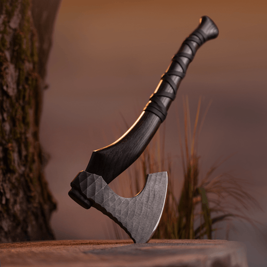 Hand forged axe “Sterk Vorley” with leather cover