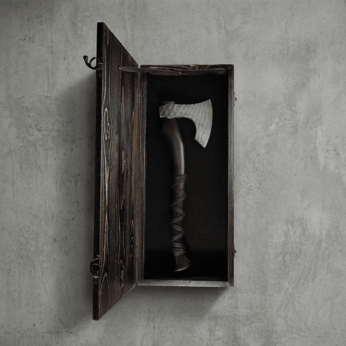 Hand forged axe “Sterk Vorley” with leather cover