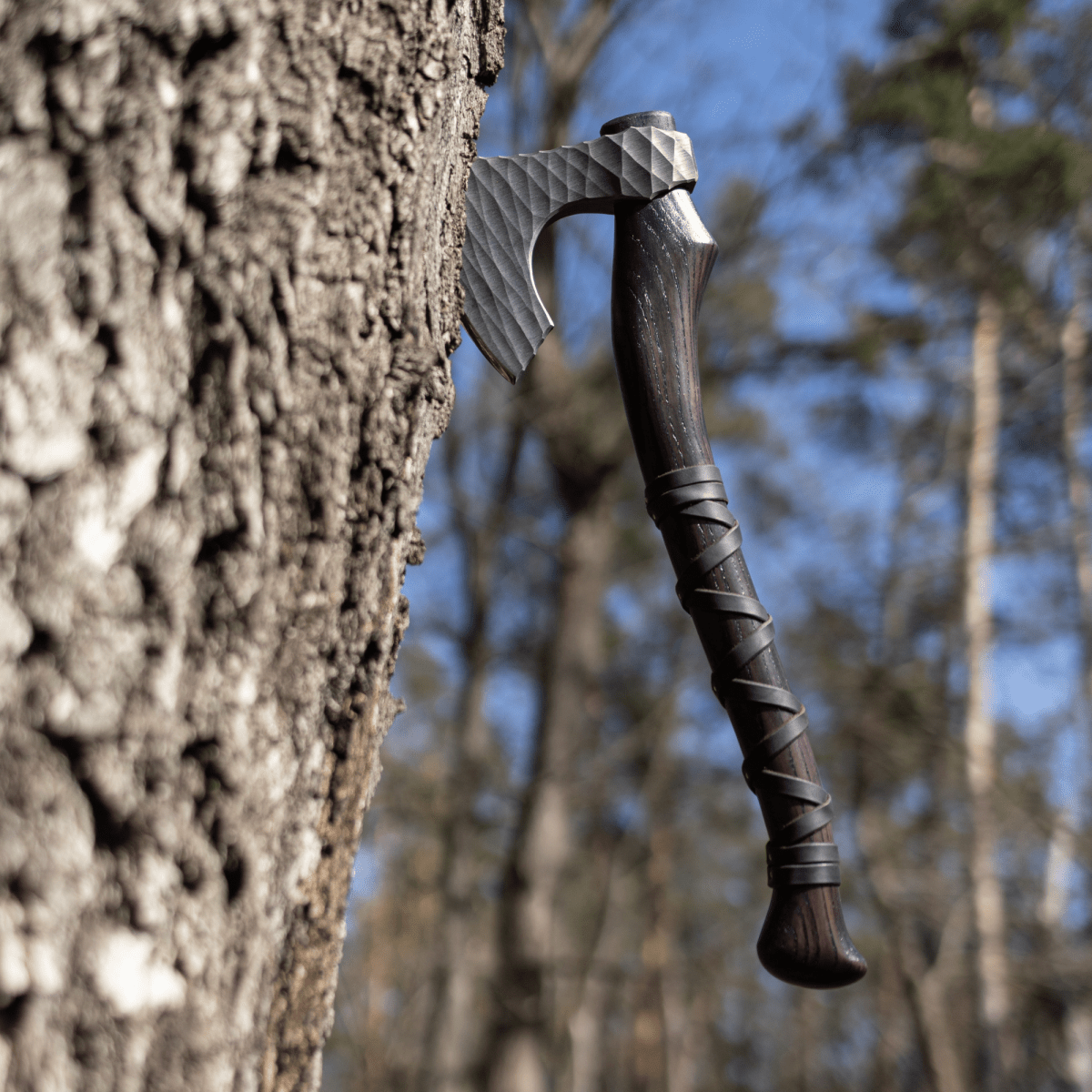 Hand forged axe “Sterk Vorley” with leather cover